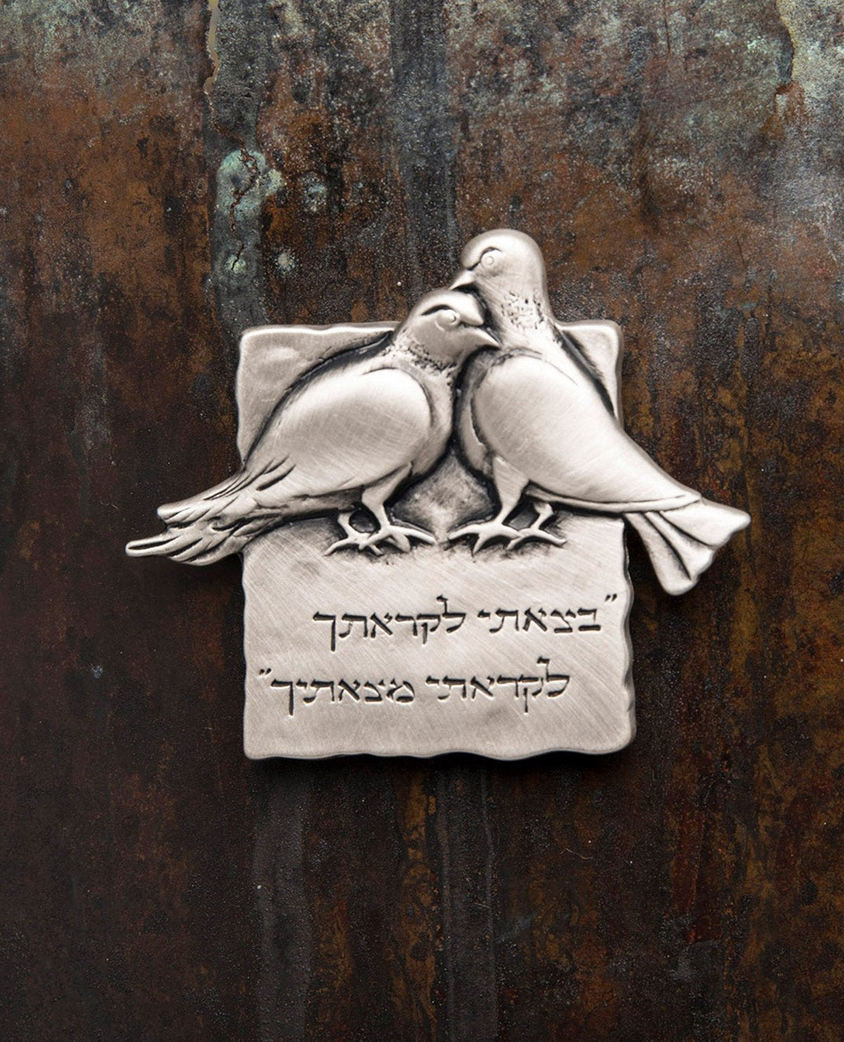 Two peagons magnet with a saying of consideration for others. Length: 5 cm Width: 4 cm
