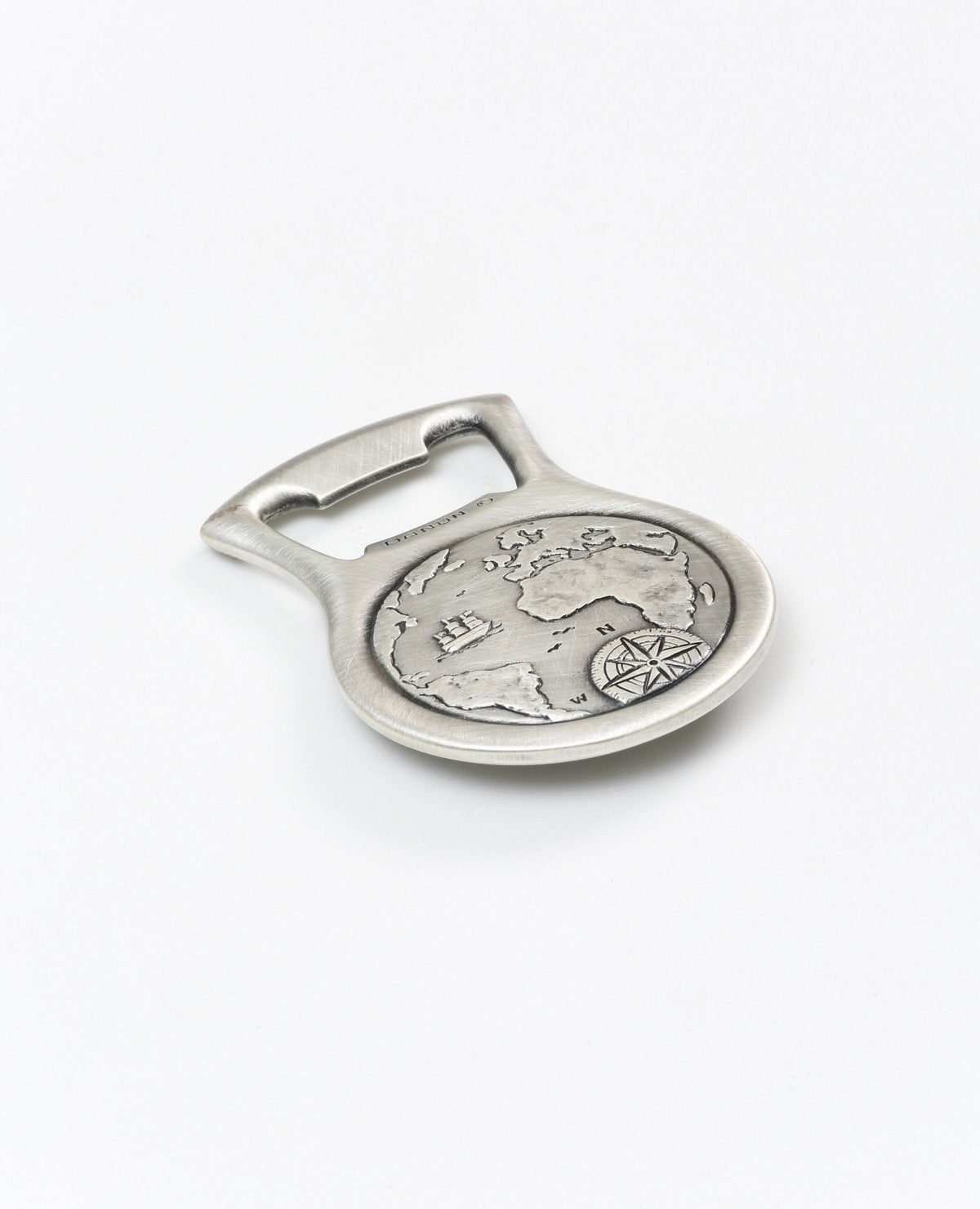 A sterling silver beer opener with a compass. Length: 7 cm Width: 5 cm