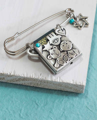 Baby carriage pin with Tehilim. Embedded with Swarovky crystal.  Length: 7 cm  Width: 5 cm