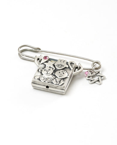 Baby carriage pin with Tehilim. Embedded with Swarovky crystal.  Length: 7 cm  Width: 5 cm