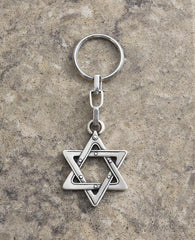 A keychain with a Star of David coated in sterling silver. The gift that says everything. A Star of David that will go everywhere with you to give you the feeling of safety, protection and belonging. Strong, reliable and classically designed, it will always make for a wonderful gift.   Length: 5 cm  Width: 4 cm