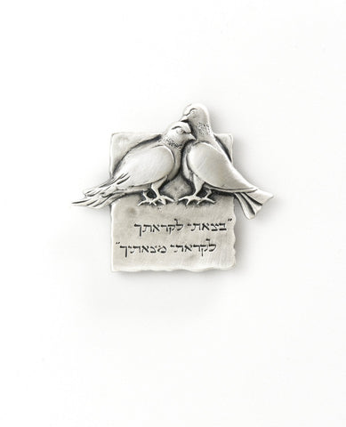 Two peagons magnet with a saying of consideration for others.  Length: 5 cm  Width: 4 cm