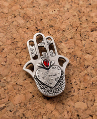 Hamsa shaped magnet with Swarovsky crystal and the 7 blessings.  Length: 7 cm  Width: 5 cm