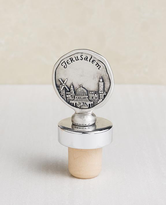 Sterling silver plated decoration on a cork.  Length: 7 cm  Width: 4 cm